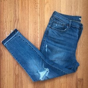 Distressed curvy jean with stretch